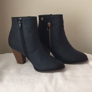 Apt 9 boots color navy blue